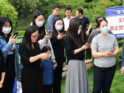 袁隆平院士逝世一周年前夕，家人在墓前唱起《送别》