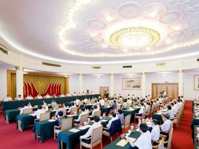 省第十二次党代会主席团举行第三次会议