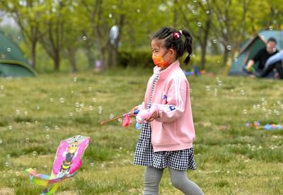 五米长的八爪鱼风筝见过没？这处湿地公园成假期好去处