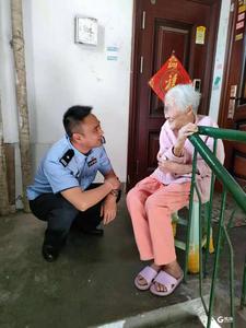 九旬独居老人下楼倒垃圾被反锁门外，民警用一部手机帮其回家