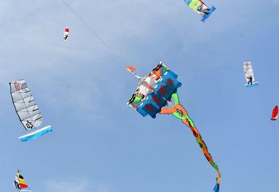 蓝天做衬！15只“帆船”遨游汇泉广场上空