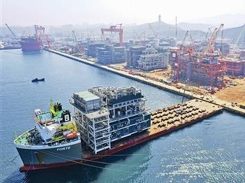 全球首批一体化建造LNG核心工艺模块在青岛交付