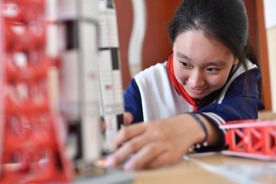 科技活动周：点亮航空梦，学生巧手制作“空间站”