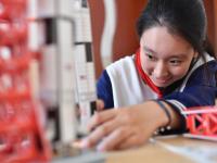 科技活动周：点亮航空梦，学生巧手制作“空间站”