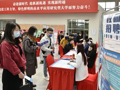 山科大举办校园招聘会，40余家驻青企业为毕业生提供1000余个工作岗位
