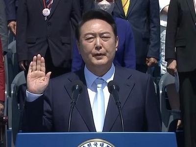 韩国新总统尹锡悦宣誓就职，朴槿惠文在寅现身