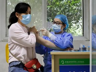 国家卫健委：全国累计报告接种新冠病毒疫苗335302.2万剂次