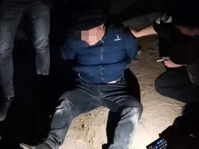 建筑工地宿舍接连被盗，民警蹲守到凌晨三点擒贼，缴获手机30部