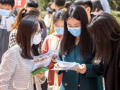 即墨区1700余名高校毕业生领小微企业就业补贴201.8万元