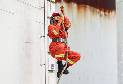 绳索攀4楼仅用12秒，青岛消防尖兵太帅了