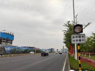 黄岛交警应对团雾“上新” 黄闪警示灯，市民： 117个“小黄人”多了安全感！