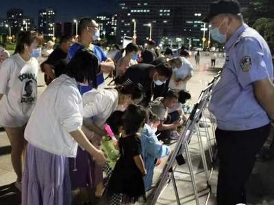 快来围观！青岛莱西市禁毒民警摆地摊啦