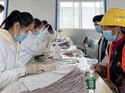 青岛京东方项目现场，15名医生“坐诊”，给3700多名工人送健康