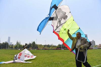 蓝天做衬！15只“帆船”遨游汇泉广场上空