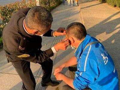 文明在身边 | 暖心搀扶、紧急救援、“45度让行”……一幕幕见证青岛温情
