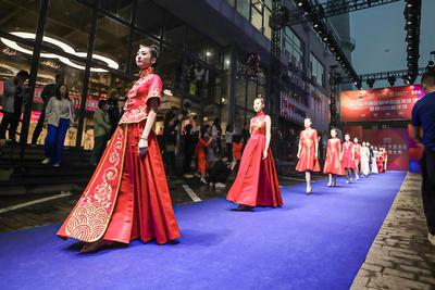 今晚这里超亮眼！当“520”遇上国潮服饰秀