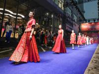 今晚这里超亮眼！当“520”遇上国潮服饰秀