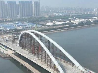 凤凰山路桥主拱合龙完成！青岛海洋活力区跨风河新建桥梁工程迎建设新进展