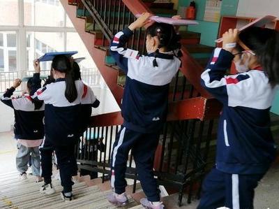 这所学校的“安全标兵”班告诉你“防震逃生”的正确打开方式