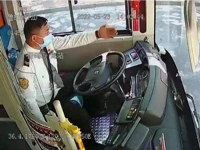 文明在身边 | 上岗不到一月，青岛这个公交司机被市民连续“点名”……