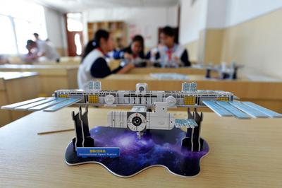 科技活动周：点亮航空梦，学生巧手制作“空间站”