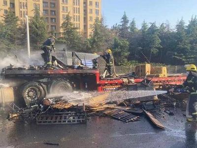 装载家具货车突发大火，青岛消防紧急扑救！提醒：定期对车辆进行检查