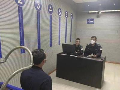 低价处理高配电脑？四处张贴小广告等待“顾客”，警方发提醒：别贪便宜！