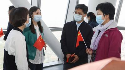 今天，劳模登上“青岛之巅” ！