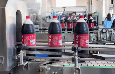 每小时8500瓶！观海新闻记者带你探秘“网红饮料”崂山可乐生产线