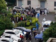 上海一男子持刀划伤居委干部后自伤，目前两人均无生命危险