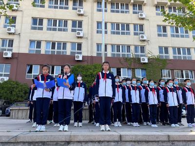 青岛市北实验初中举行防灾减灾主题升旗仪式，普及避险自救知识
