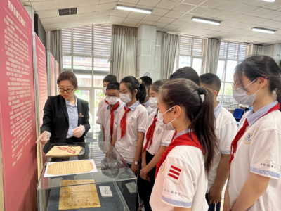 青岛党史纪念馆红色文物精品展进校园 