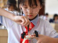 科技活动周：点亮航空梦，学生巧手制作“空间站”