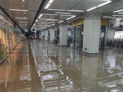 杭州回应地铁站涌水：旁边公园下沉广场出现管涌所致