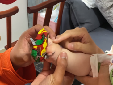 7个月大幼儿被“青蛙”咬住手，消防员小心翼翼施救！黄岛消防发出提醒