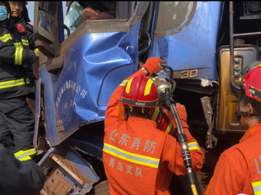 渣土车追尾致一人被困，黄岛消防紧急营救