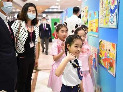 以笔传情、以画交友，“中日友好小小少年  一起向未来”绘画展在青岛开幕