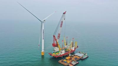 山东首台平价海上风机吊装成功