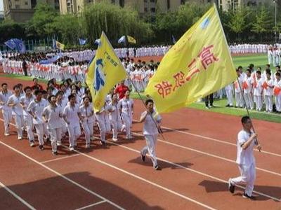 今朝踏歌行，明日战辉煌！青岛五十八中高三师生跑操为高考助威