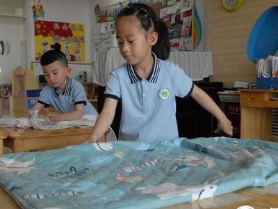 叠衣服、叠被子、穿鞋子、摘菜叶......萌娃赛技能，欢乐迎“六一”