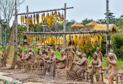 再现百年前渔民生活，青岛海边有个陶塑村