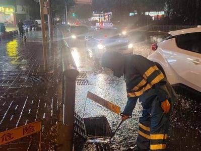 青岛出动防汛人员300余人次力保排水畅通，雨天出行注意避开这些路段