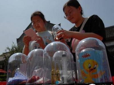 民警现场向市民展示仿真毒品，即墨区禁毒宣传在行动