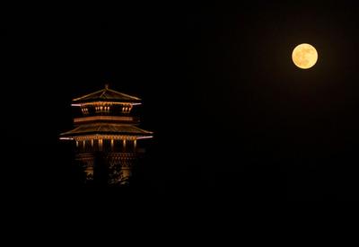 皎如飞镜临丹阙，绿烟灭尽清辉发