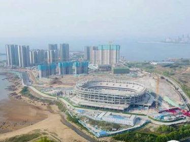 总建筑面积约7.7万平方米、1.8万座，省内最大，西海岸新区奥体中心主体封顶