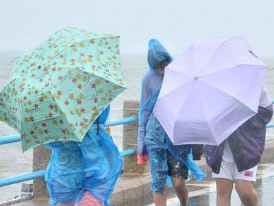 今夜到明天，青岛还有阵雨或雷雨，局地或有短时强降水或小冰雹