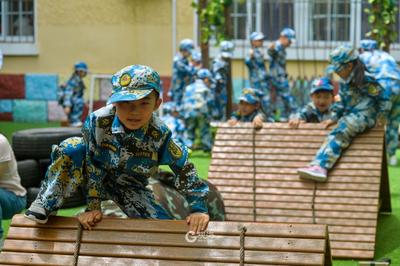 萌娃变身“小小兵” 幼儿园吹响“集结号” 