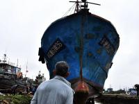 青岛码头实拍：雨过天晴修船忙
