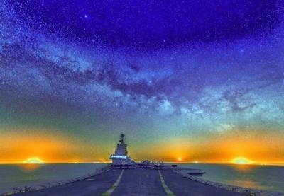 航母+海岸线！人民海军拍的星空太震撼了