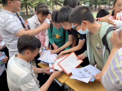 打卡校园景点，体会文化底蕴！市北实验初中2022级新生报到仪式很特别